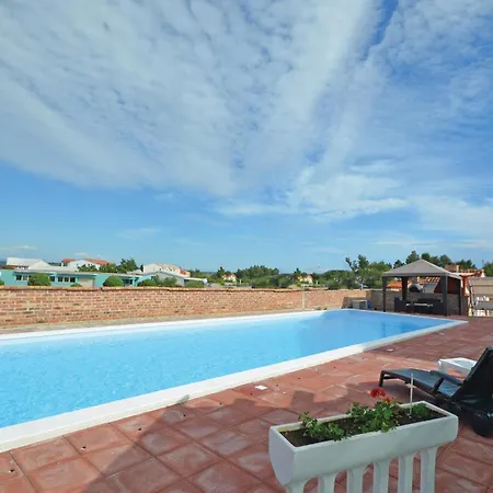 In With Swimming Pool * נין