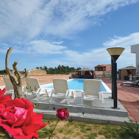 In With Swimming Pool * נין