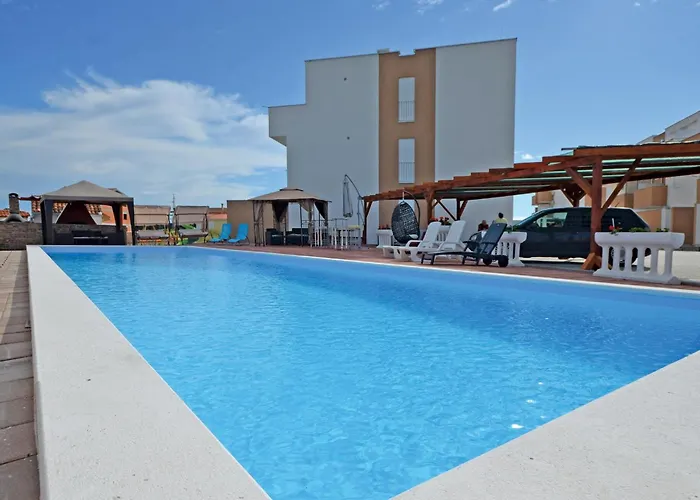 In With Swimming Pool נין