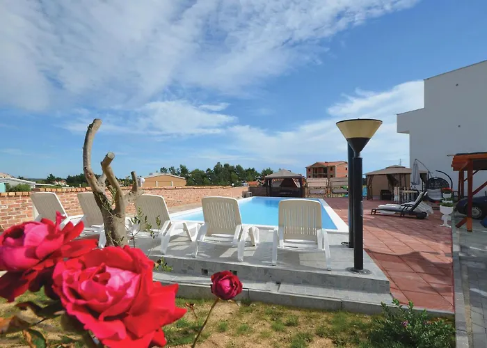 In With Swimming Pool * נין