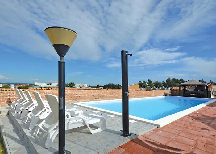 In With Swimming Pool נין