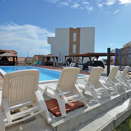 In With Swimming Pool Апартаменты Нин