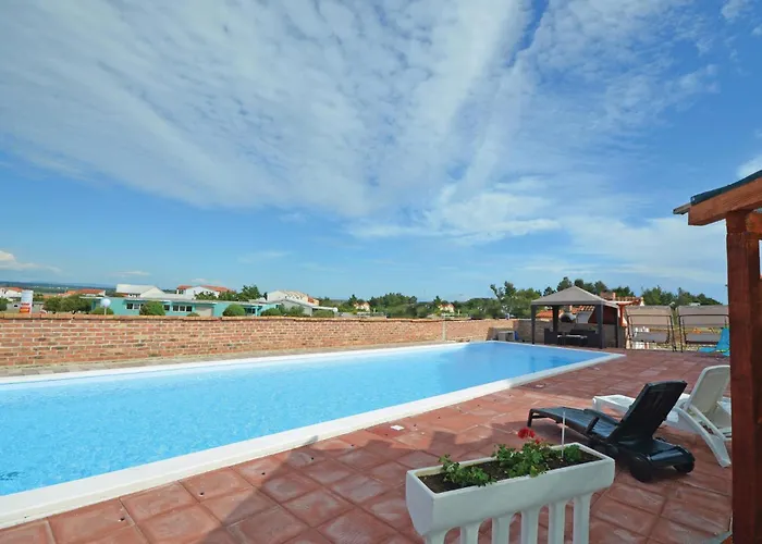 In With Swimming Pool * Нин