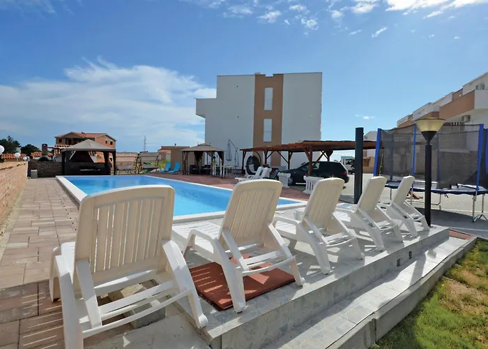 In With Swimming Pool Апартаменты Нин