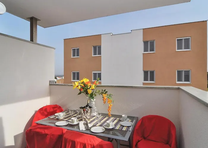 In With Swimming Pool Apartman Nin