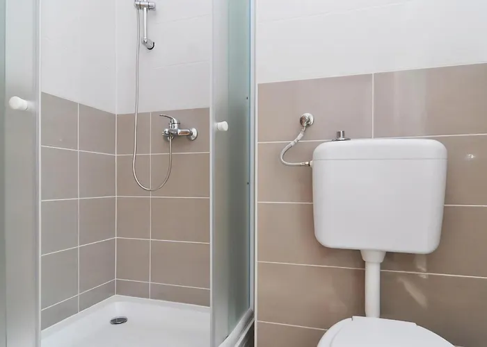 In With Swimming Pool Нин